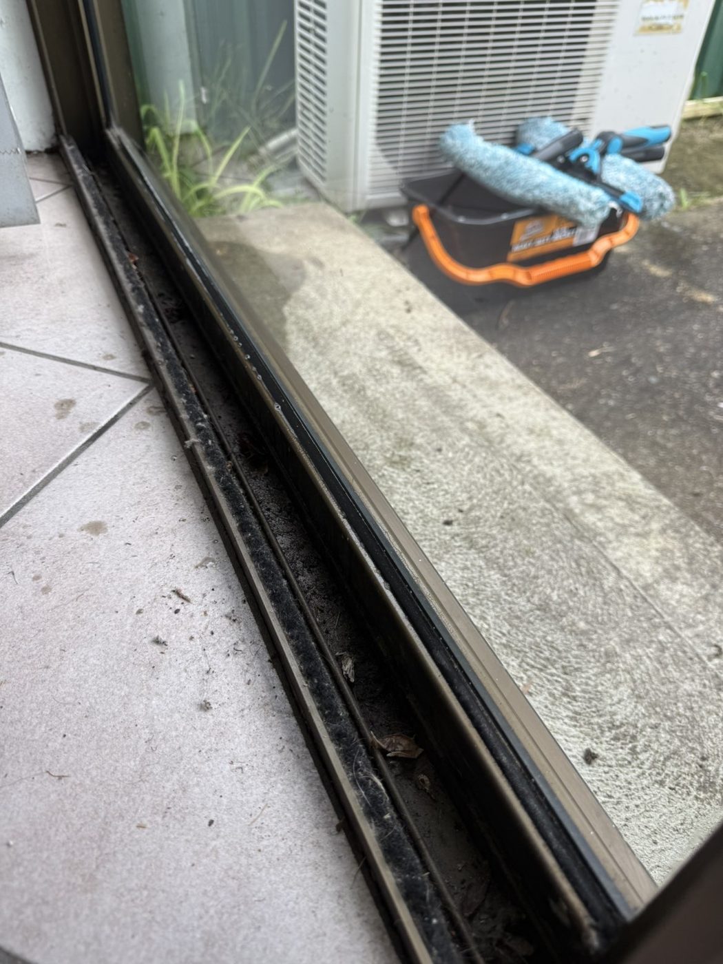 Tracks before cleaning